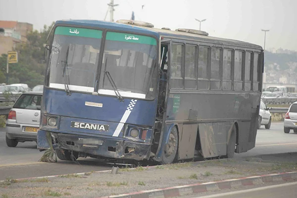 صدق أو لا تصدق: 143 تلميذاً في حافلة متهالكة بالجزائر، بعد حادث سقوط حافلة في وادي الحراش خلف 20 قتيلا و23 جريحا