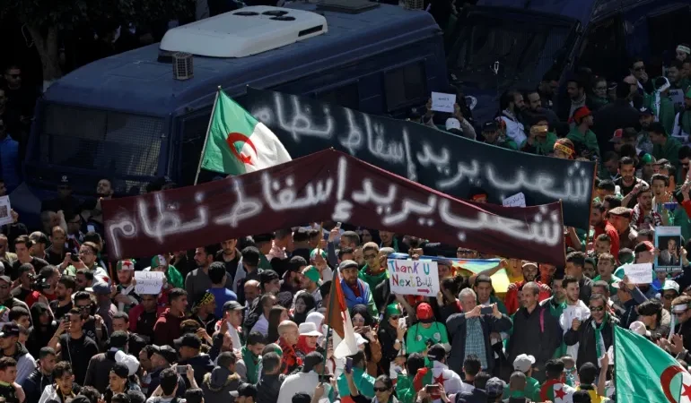 النظام العسكري الجزائري يمنع الجمهور من الخروج للشارع للاحتفال بالتأهل لكأس العالم خوفا من اندلاع المظاهرات