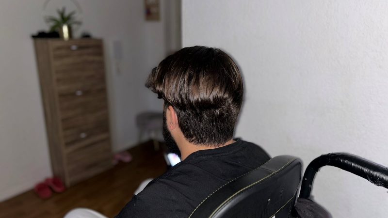 شاب جزائري مهاجر غير قانوني بفرنسا مصاب بالشلل الرباعي، مهدد بالترحيل، يبدأ إضرابًا عن الطعام: “أحتاج إلى علاجات لا يمكنني الحصول عليها في الجزائر”