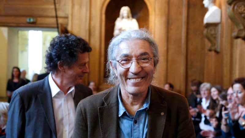 الكاتب بوعلام صنصال بعد وصوله إلى ألمانيا : “مرحبًا فرنسا، ها أنا ذا أعود، سنفوز!” و”أنا بخير إلى حد ما، أنا قوي. لن تدمرني سنة سجن صغيرة”