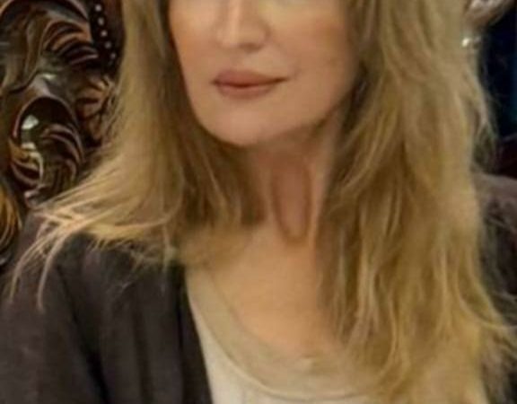 ابنة عين صفا تتألق مرة أخرى .. “سميرة فرجي ” تفوز بجائزة التميز في الادب العربي “جلوبال العالمية”  (فيديو )