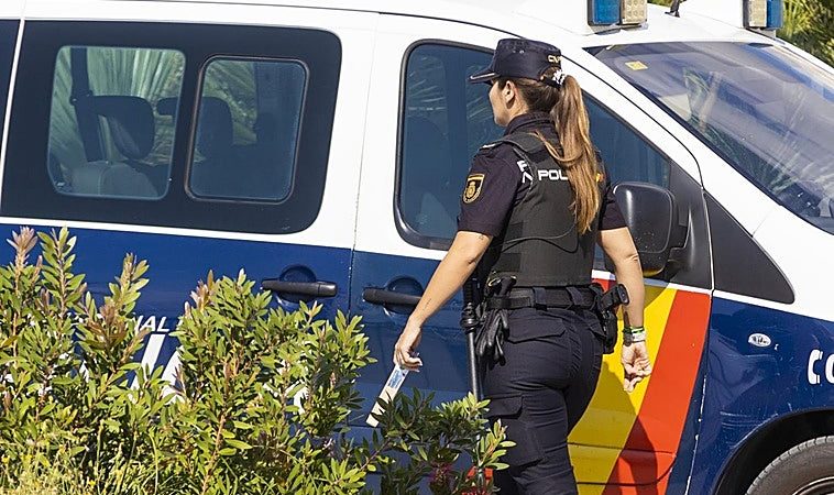 إسبانيا: اعتقال سيدة جزائرية بتهمة التسبب في إصابات في عيون طفليها بسائل مهيج لجلب تعاطف الآخرين وتلقي مساعدات