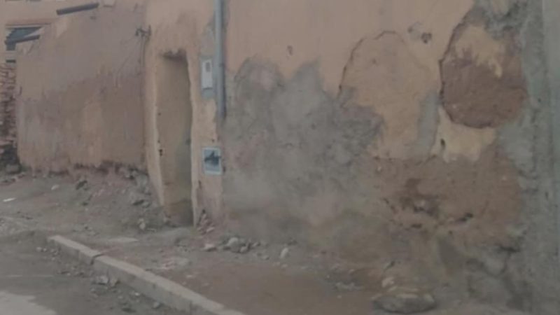 تنبيه..  جدار آيل للسقوط بوجدة  يشكل خطراً على حياة المارة وخاصة التلاميذ