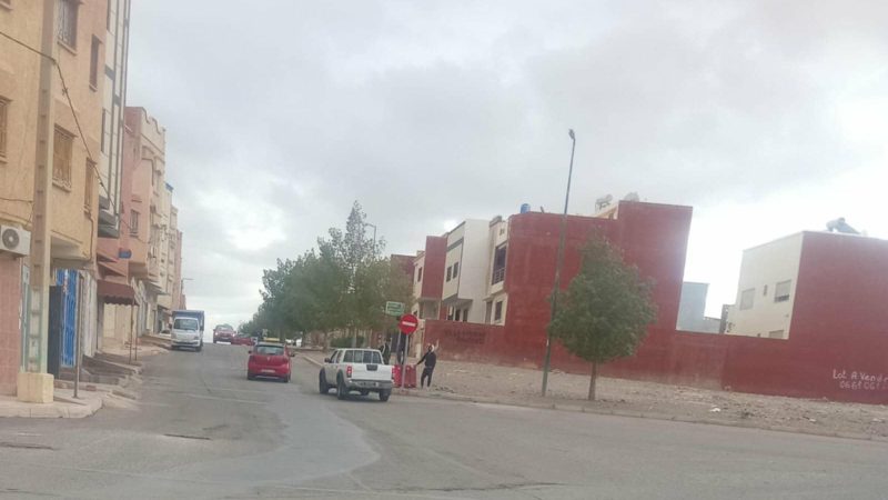 شكون هاذ صعصع اللي بغى يغلق على المواطنين المنفذ الوحيد المؤدي الى مستشفى محمد السادس عبر حي العرفان بوجدة ؟؟