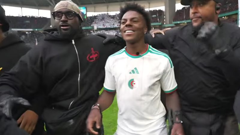 إجلاء المؤثر الأمريكي “سبيد”من ملعب في الجزائر بعد استهدافه بمطر مقذوفات من الجمهور رفض تصويره في مشهد عنيف ومروع