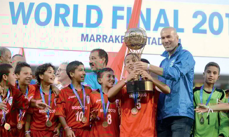 “زيدان” أسطورة كرة القدم في المغرب، ليس لمتابعة نجله حارس مرمى منتخب الجزائر في كأس أفريقيا ، بل لافتتاح ملعبه الجديد لكرة المضرب “بادل” بمراكش