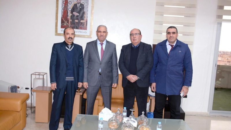 لقاء بين والي جهة الشرق ووفد من الفرع الجهوي للنقابة الوطنية للصحافة المغربية بوجدة ناقش تحديات المهنة والتنمية بالجهة 