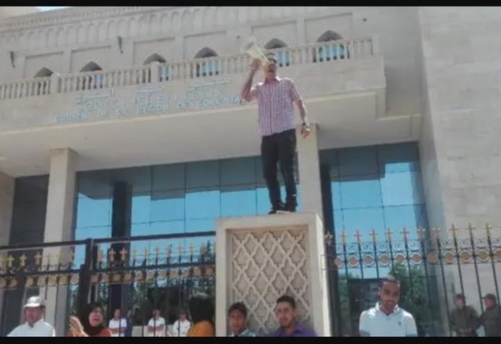 معطلو وجدة يحتجون امام مجلس جهة الشرق