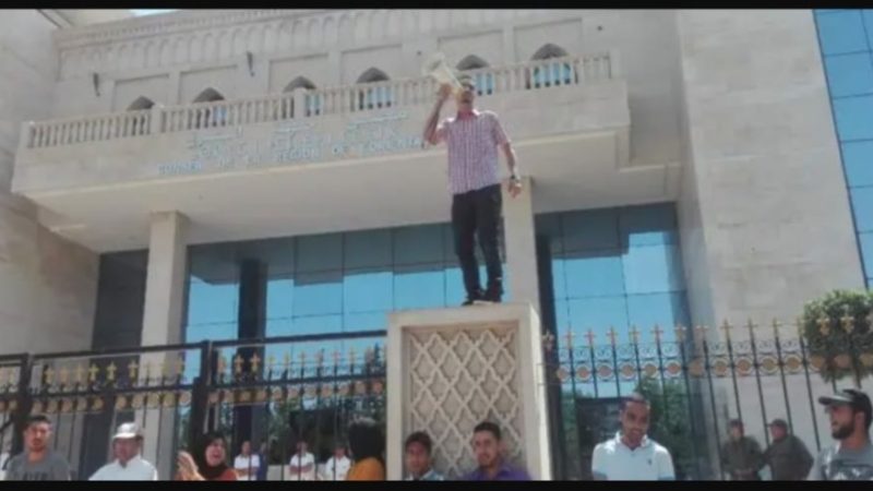 معطلو وجدة يحتجون امام مجلس جهة الشرق