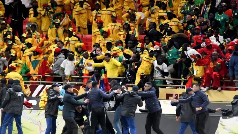 غريب وعجيب: بيان السنغال الرسمية يناقض سلوك جماهيره الرياضية الهمجي ويتجاوز عنه ويدعم اختطاف الكأس الأفريقية من “المغرب الشقيق” ويشيد ب”نجاح تنظيم الكان”