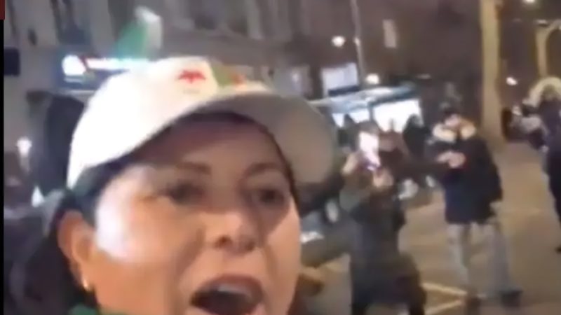 فرنسا: لقطاء قطيع الجالية الجزائربة يرفعون شعارات تدعو إلى العنف ضد المغاربة واليهود على هامش احتفال جزائري بفوز كروي وعمدة “ليون” ترفع شكاية للنيابة العامة