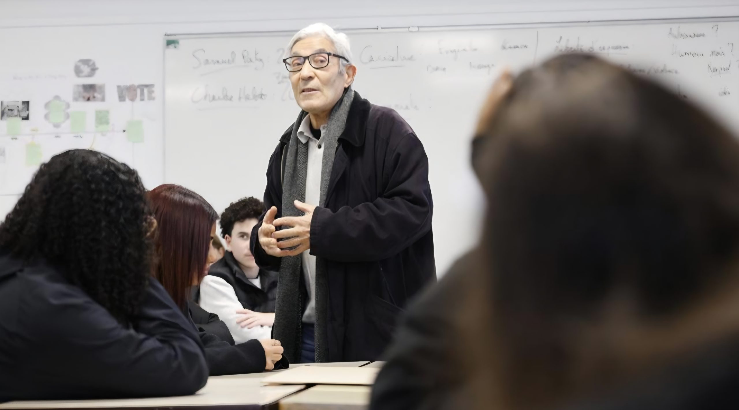 نظام العسكر الجزائري يجرد الكاتب الجزائري بوعلام صنصال الحامل للجنسية الفرنسية من جنسيته الجزائرية وأصبح مواطنا فرنسيا فقط