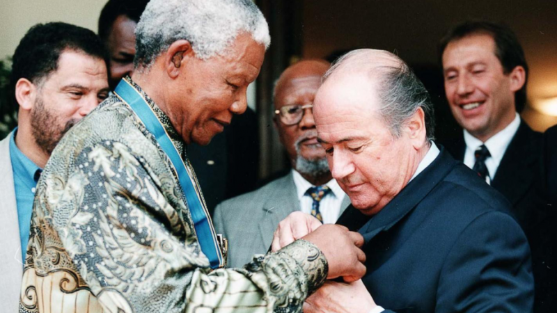 فضيحة مدوية: الفاسد “بلاتير” رئيس الفيفا السابق يسرق من المغرب تنظيم “مونديال 2010” لصالح جنوب إفريقيا بفعل التلاعب والرشاوى بمباركة الزعيم الراحل “مانديلا”