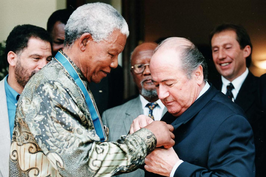 فضيحة مدوية: الفاسد “بلاتير” رئيس الفيفا السابق يسرق من المغرب تنظيم “مونديال 2010” لصالح جنوب إفريقيا بفعل التلاعب والرشاوى بمباركة الزعيم الراحل “مانديلا”