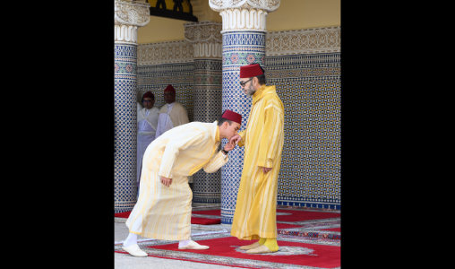 الملك يؤدي صلاة عيد الفطر ويتقبل التهاني بهذه المناسبة السعيدة