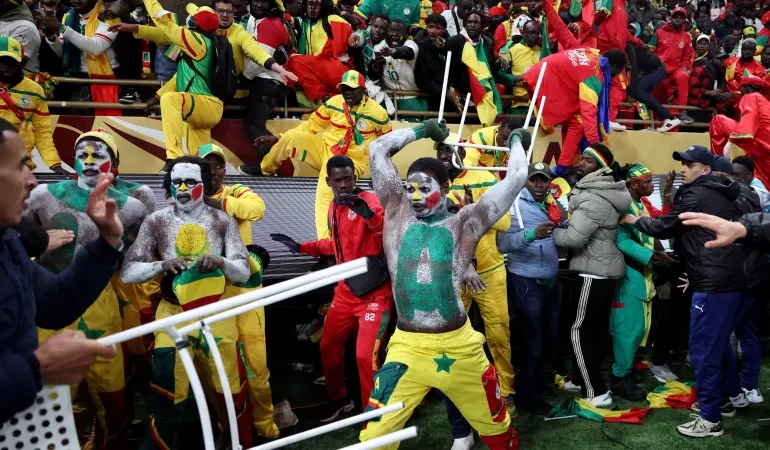 ظاهرة الشغب المتكررة في سلوك منتخب السنغال تكشف عن خلل هيكلي في إدارة الأزمات داخل المنظومة الكروية السنغالية