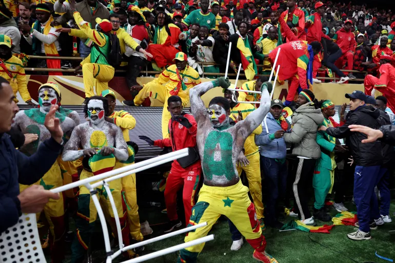 ظاهرة الشغب المتكررة في سلوك منتخب السنغال تكشف عن خلل هيكلي في إدارة الأزمات داخل المنظومة الكروية السنغالية