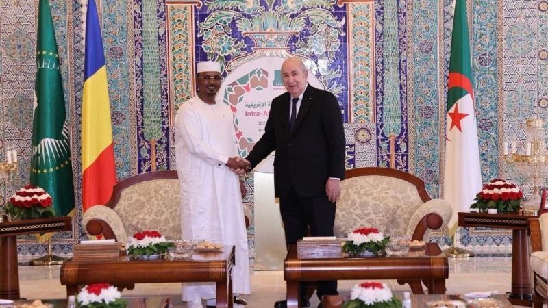 رئيس تشاد حليف إسرائيل وصديق حميم ل”نتانياهو” وله سفارة في تل أبيب يزور الجزائر ويستقبله الرئيس ” تبون”  بحفاوة بالغة النفاق رغم ادعائه بعدائه لإسرائيل ولحلفائها