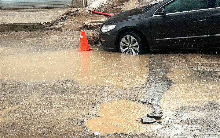 حادث سقوط سيارة في حفرة بسبب غياب إشارات الأشغال يثير الجدل بوجدة