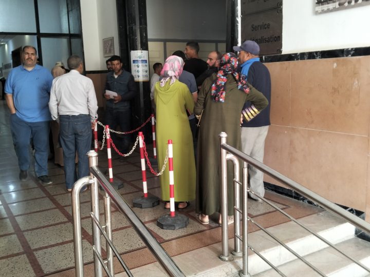 تفرج يا والي جهة الشرق على تلذذ نائب تجمعي بمعاناة المواطنين مع ” تصحيح الامضاء”  بجماعة وجدة !!