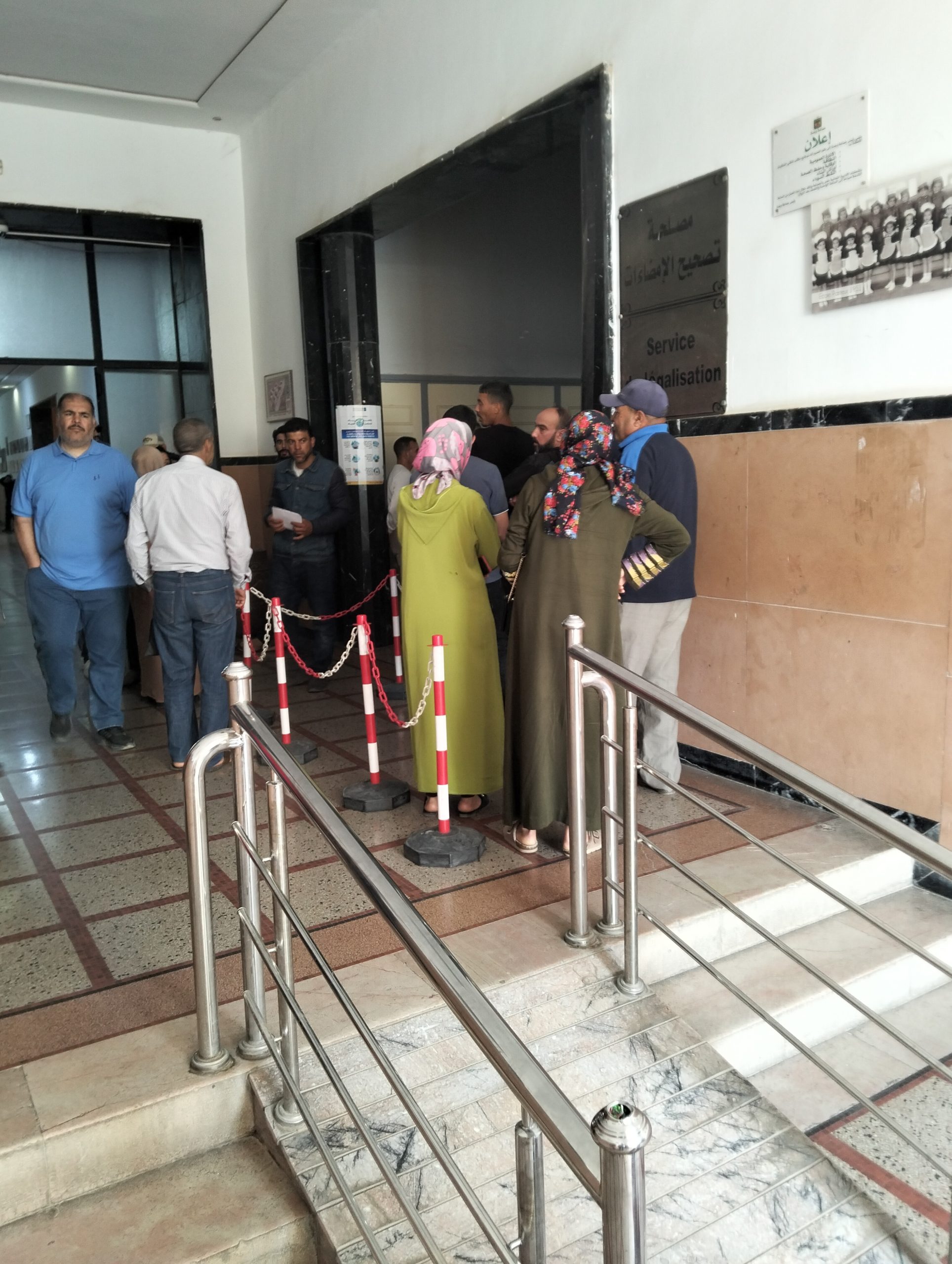 تفرج يا والي جهة الشرق على تلذذ نائب تجمعي بمعاناة المواطنين مع ” تصحيح الامضاء”  بجماعة وجدة !!