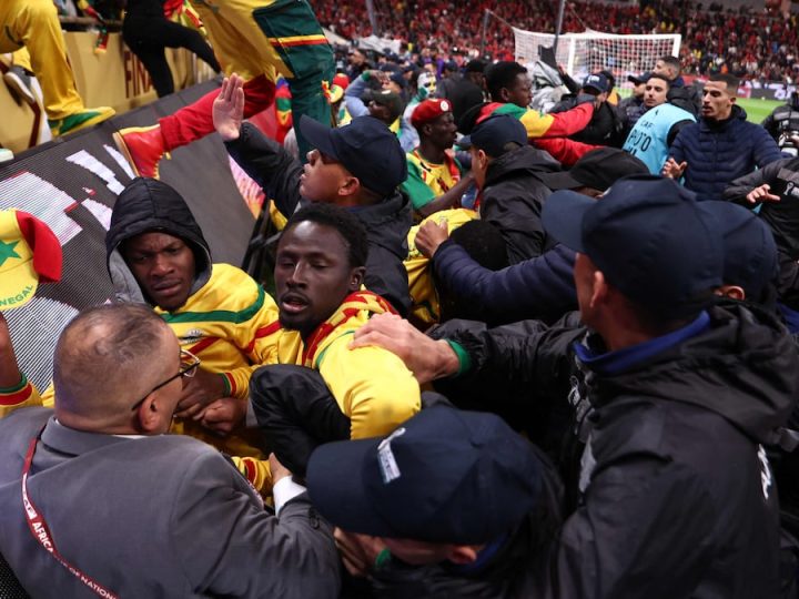 الصحيفة الرياضية الاسبانية “آس (AS): المغرب والسنغال، هكذا جرت الأحداث: الكشف عن خبايا الفضيحة، تجاهل السنغاليون عمدا وخبثا توصيات المنظمين قبل وأثناء خوض المباراة