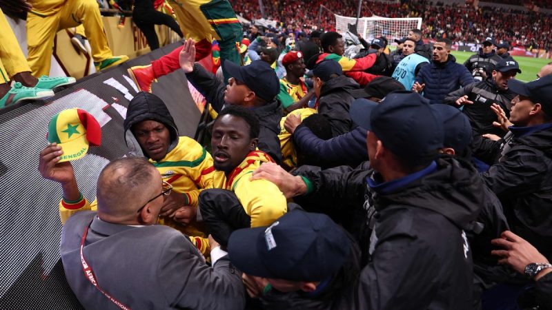 الصحيفة الرياضية الاسبانية “آس (AS): المغرب والسنغال، هكذا جرت الأحداث: الكشف عن خبايا الفضيحة، تجاهل السنغاليون عمدا وخبثا توصيات المنظمين قبل وأثناء خوض المباراة