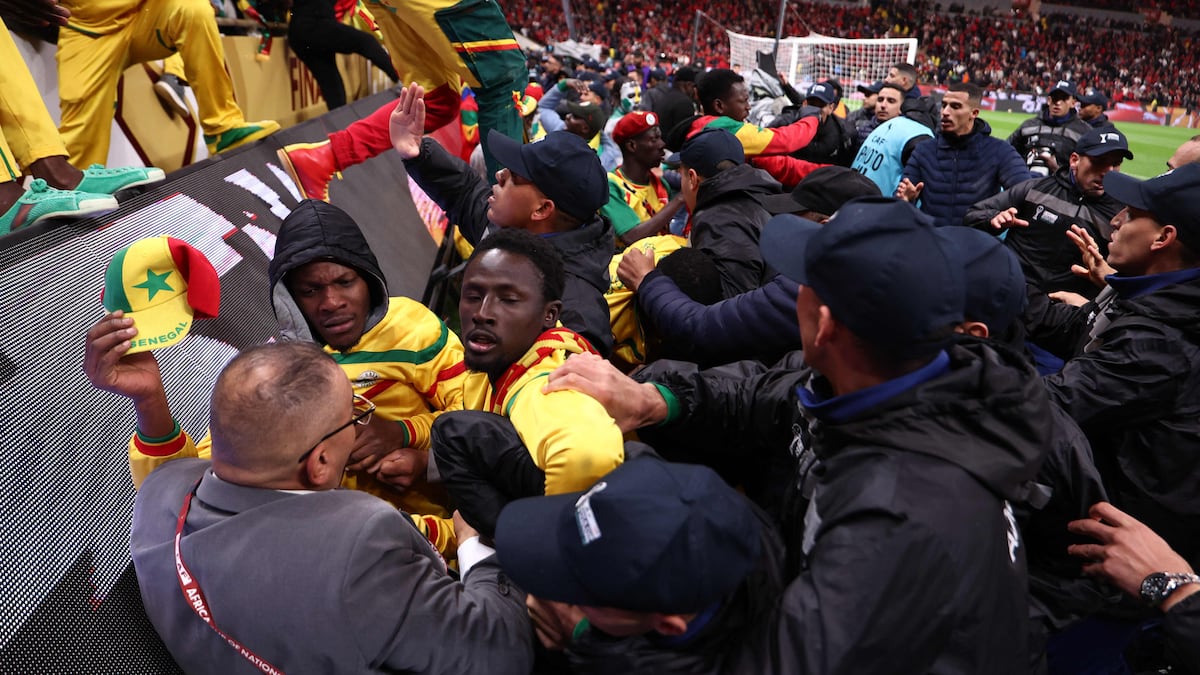 الصحيفة الرياضية الاسبانية “آس (AS): المغرب والسنغال، هكذا جرت الأحداث: الكشف عن خبايا الفضيحة، تجاهل السنغاليون عمدا وخبثا توصيات المنظمين قبل وأثناء خوض المباراة