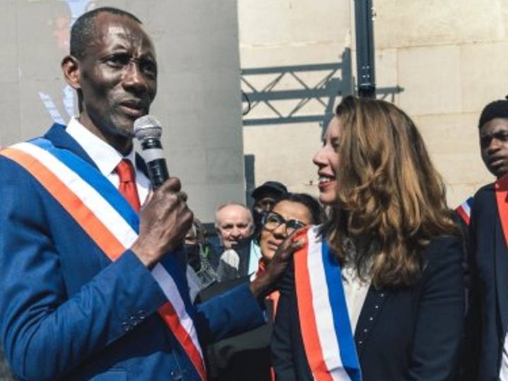 ضجة سياسية وإعلامية واسعة في فرنسا بعد تعرض “بالي باكايوكو” عمدةً بلدية “ساندوني” أسود البشرة لحملة شرسة وغير مسبوقة من الإهانات العنصرية