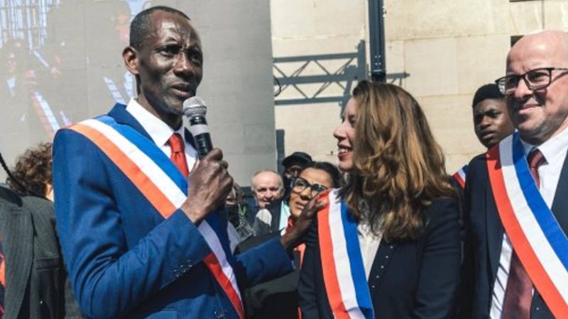 ضجة سياسية وإعلامية واسعة في فرنسا بعد تعرض “بالي باكايوكو” عمدةً بلدية “ساندوني” أسود البشرة لحملة شرسة وغير مسبوقة من الإهانات العنصرية