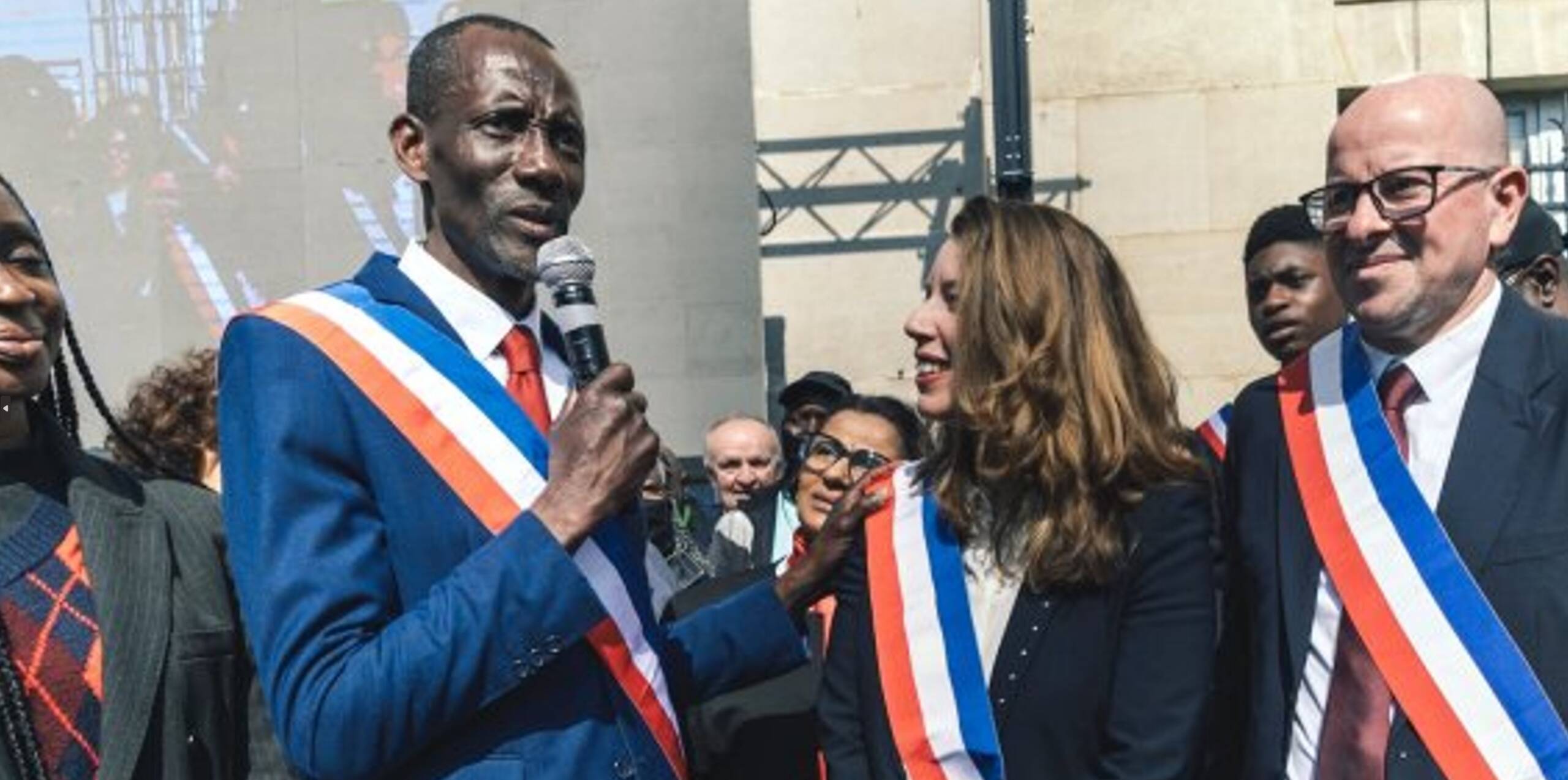 ضجة سياسية وإعلامية واسعة في فرنسا بعد تعرض “بالي باكايوكو” عمدةً بلدية “ساندوني” أسود البشرة لحملة شرسة وغير مسبوقة من الإهانات العنصرية