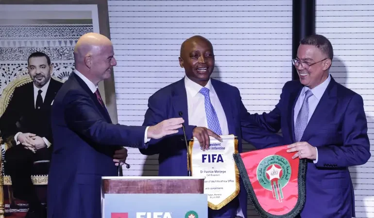 “موتسيبي” رئيس الاتحاد الإفريقي لكرة القدم يقول للسنغاليين: “أحترم شغفكم وسلمتكم الكأس، لكن القانون مع المغرب حالياً، والكلمة الأخيرة للقضاء الدولي”