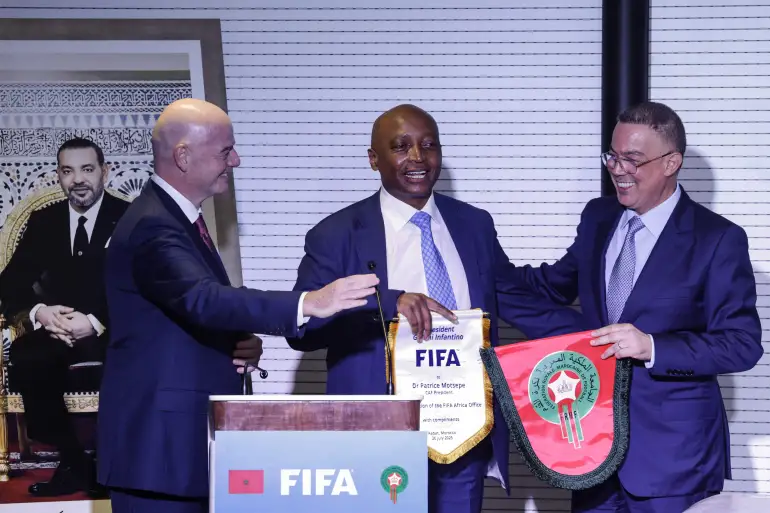 “موتسيبي” رئيس الاتحاد الإفريقي لكرة القدم يقول للسنغاليين: “أحترم شغفكم وسلمتكم الكأس، لكن القانون مع المغرب حالياً، والكلمة الأخيرة للقضاء الدولي”