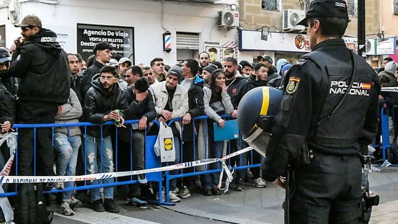 السلطات الإسبانية تستأنف طرد الجزائريين غير النظاميين وسط تسوية أوضاع مهاجرين من دول أخرى حصلوا على سجلات عدلية من سفارات وقنصليات بلدانهم