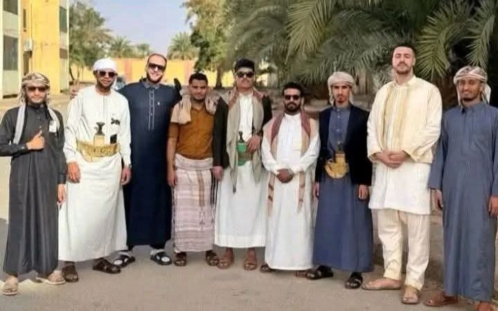 الجزائر: صورة/فضيحة تتجاوز كونها مجرد “ملابس”، لتصبح مؤشراً على أزمة هوية وتاريخ وتراث والبحث عن هوية جاهزة وانتماء يتجاوز الحدود 