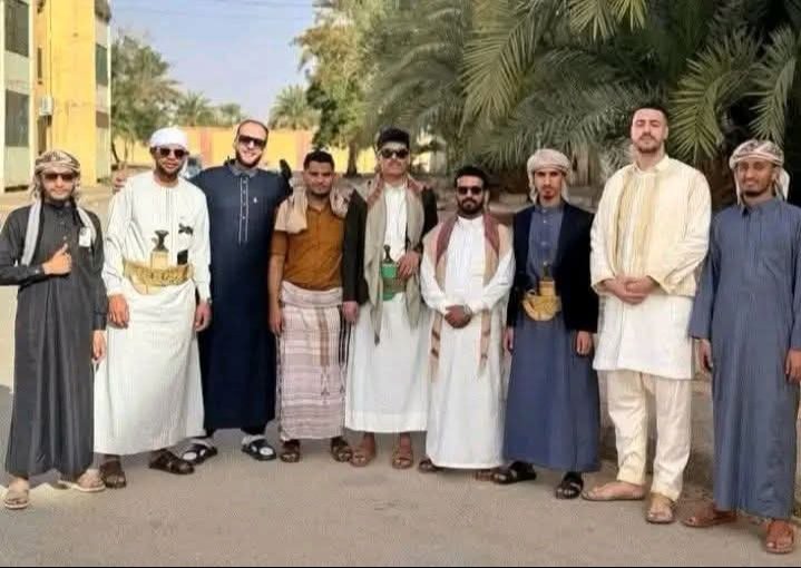 الجزائر: صورة/فضيحة تتجاوز كونها مجرد “ملابس”، لتصبح مؤشراً على أزمة هوية وتاريخ وتراث والبحث عن هوية جاهزة وانتماء يتجاوز الحدود 