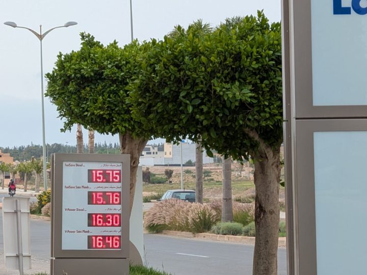 من يحمي المستهلك بوجدة ؟؟  محطة وقود مازال خدامين بالثمن القديم