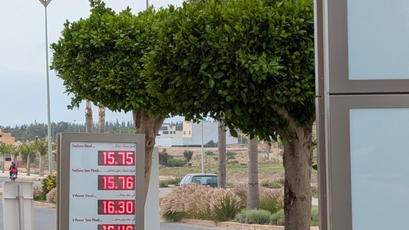 من يحمي المستهلك بوجدة ؟؟  محطة وقود مازال خدامين بالثمن القديم