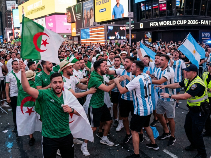 مشادات ومناوشات وقعت، قبل المباراة، بين أنصار المنتخبين الجزائري والأرجنتيني في ساحة “تايمز سكوير” بنيويورك رغم عدم وجود اعتقالات أو تسجيل إصابات
