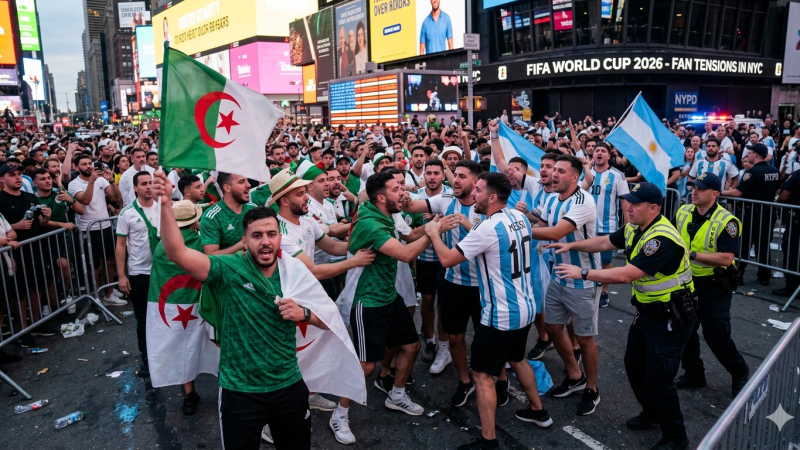 مشادات ومناوشات وقعت، قبل المباراة، بين أنصار المنتخبين الجزائري والأرجنتيني في ساحة “تايمز سكوير” بنيويورك رغم عدم وجود اعتقالات أو تسجيل إصابات