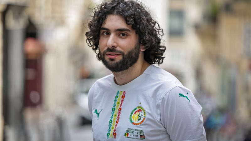 هرطقات “مناصر السنغال الجزائري-الفرنسي” كلب العسكر الجزائري وبطل خرافته المحكوم ب3 أشهر من أجل رمي مقذوفات على الأمن المنشورة في “لوباريزيان” الفرنسية المؤدى عنها