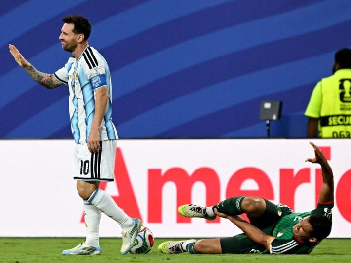 كأس العالم: الجزائر تعتبر نفسها ضحية “ظلم تحكيمي” وتلجأ للفيفا بعد مباراتها أمام منتخب الأرجنتين القوي، وتمنت طرد “ميسي” لولاه لما خسر منتخبها بثلاثية تاريخية نظيفة