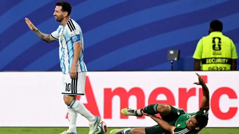 كأس العالم: الجزائر تعتبر نفسها ضحية “ظلم تحكيمي” وتلجأ للفيفا بعد مباراتها أمام منتخب الأرجنتين القوي، وتمنت طرد “ميسي” لولاه لما خسر منتخبها بثلاثية تاريخية نظيفة