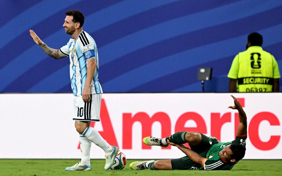 كأس العالم: الجزائر تعتبر نفسها ضحية “ظلم تحكيمي” وتلجأ للفيفا بعد مباراتها أمام منتخب الأرجنتين القوي، وتمنت طرد “ميسي” لولاه لما خسر منتخبها بثلاثية تاريخية نظيفة