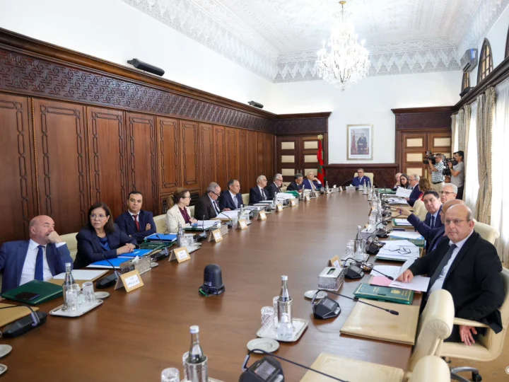الحكومة تصادق على مشروع مرسوم يهدف إلى الرجوع إلى الساعة القانونية المحددة في التوقيت الزمني المتوسط لخط غرينيتش