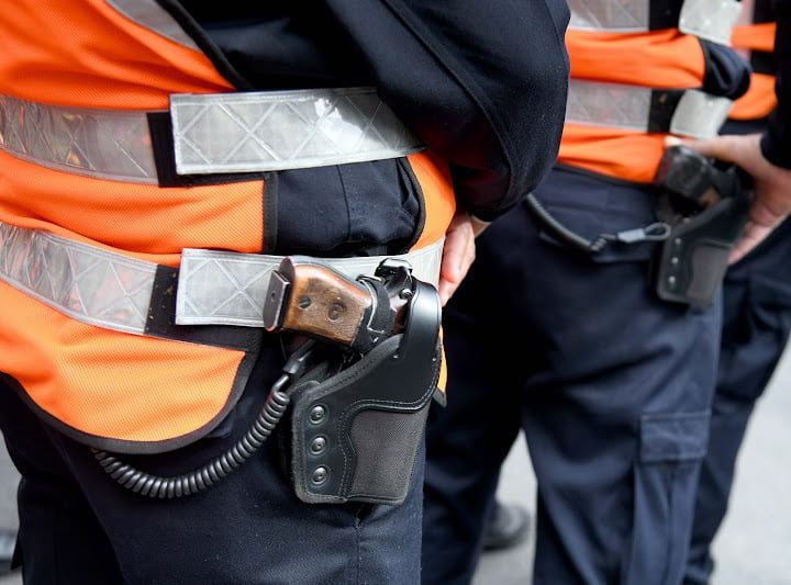 شرطي يستعمل سلاحه الوظيفي لتوقيف شخص عرض عناصر الشرطة لتهديد جدي وخطير