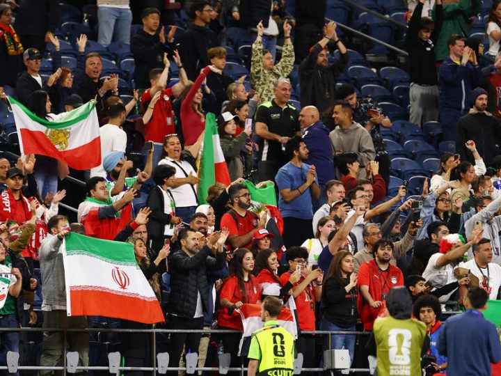 عقابا للجزائر، بعد إقصاء فريقهم بمؤامرة وتواطؤ، الجماهير الإيرانية تقرر تشجيع منتخب سويسرا في مواجهة الجزائر