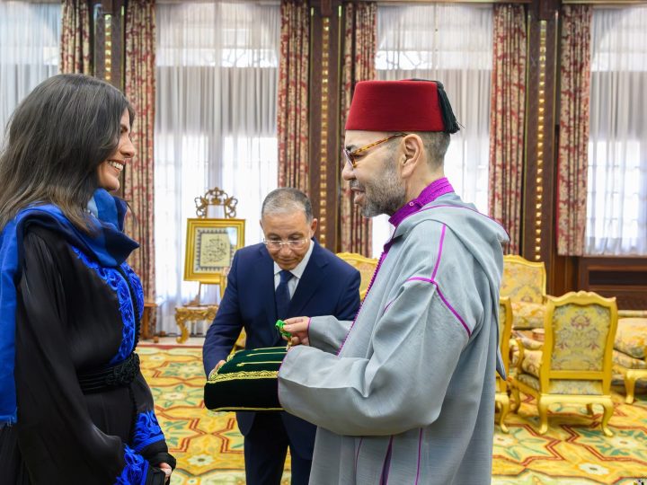 جلالة الملك يستقبل المتسلقة المغربية نوال صفنضلة ويوشحها جلالته بوسام المكافأة الوطنية من درجة ضابط