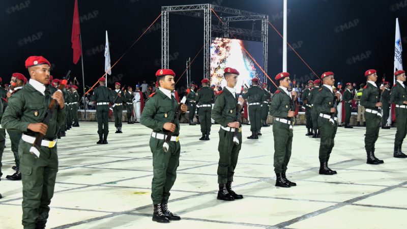 عيد العرش المجيد .. بكثير من الدقة والانسجام، الطواف بالمشاعل يضيء كورنيش المضيق