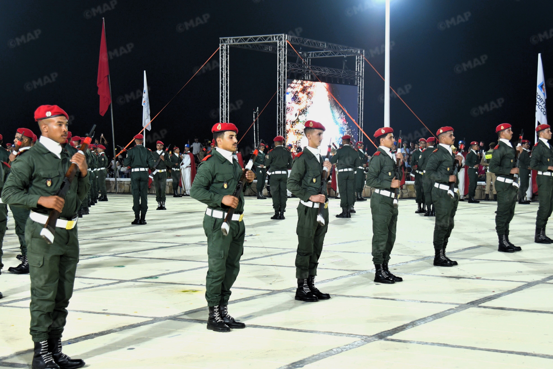 عيد العرش المجيد .. بكثير من الدقة والانسجام، الطواف بالمشاعل يضيء كورنيش المضيق